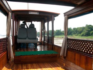Sur le bateau le long du Mekong