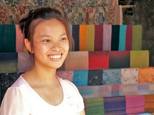 Jeune vendeuse de tissus - Pak Ou