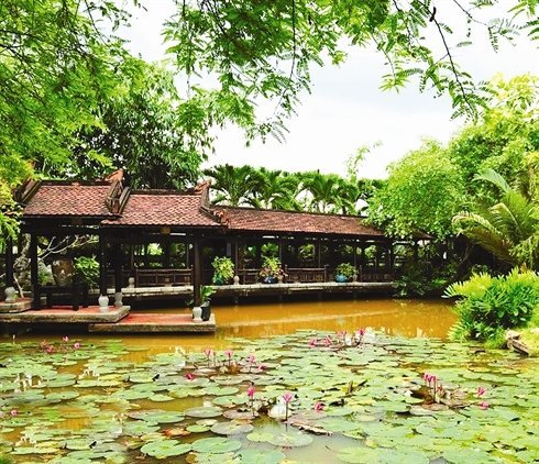 La maison de la peintre Nguyên Hoài Huong La maison de la peintre Nguyên Hoài Huong, inspirée du style de la maison-jardin de Huê.