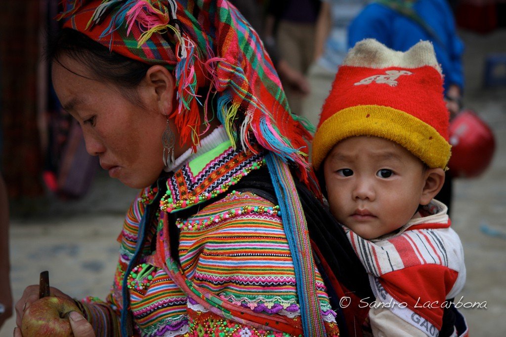 Femme Hmong et son bébé