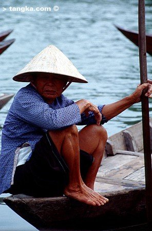 Vieille dame et sa barque, Vietnam