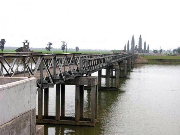 Pont Hien Luong sur la rivière Bên Hai - Vietnam