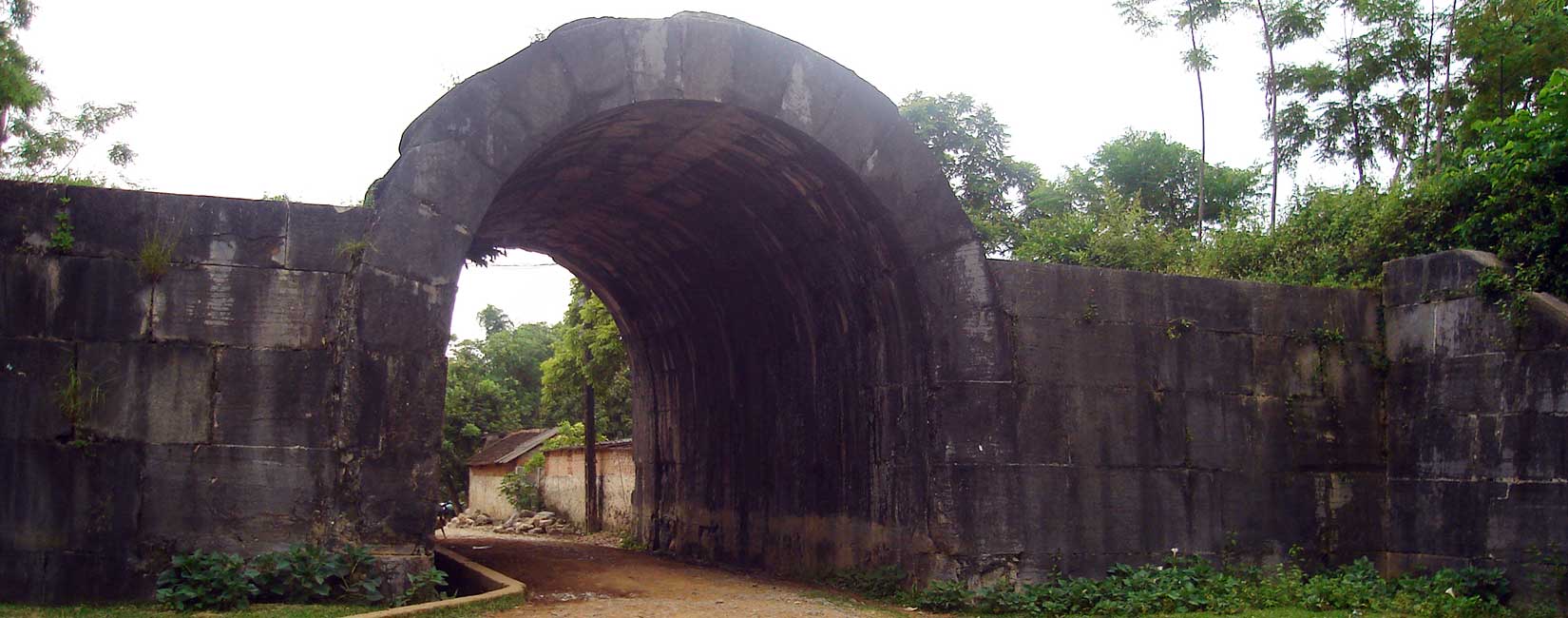 Citadelle de la dynastie Hô, porte Est – Than Hoa Citadelle de la dynastie Hô, porte Est - Than Hoa