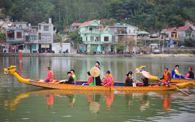 Course de pirogues lors de la fête du Temple Cua Ông - Vietnam