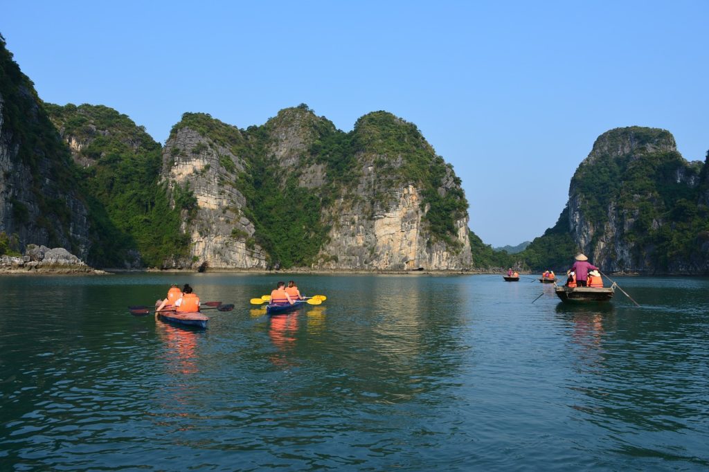 Kayaks en baie de Ha Long, Vietnam