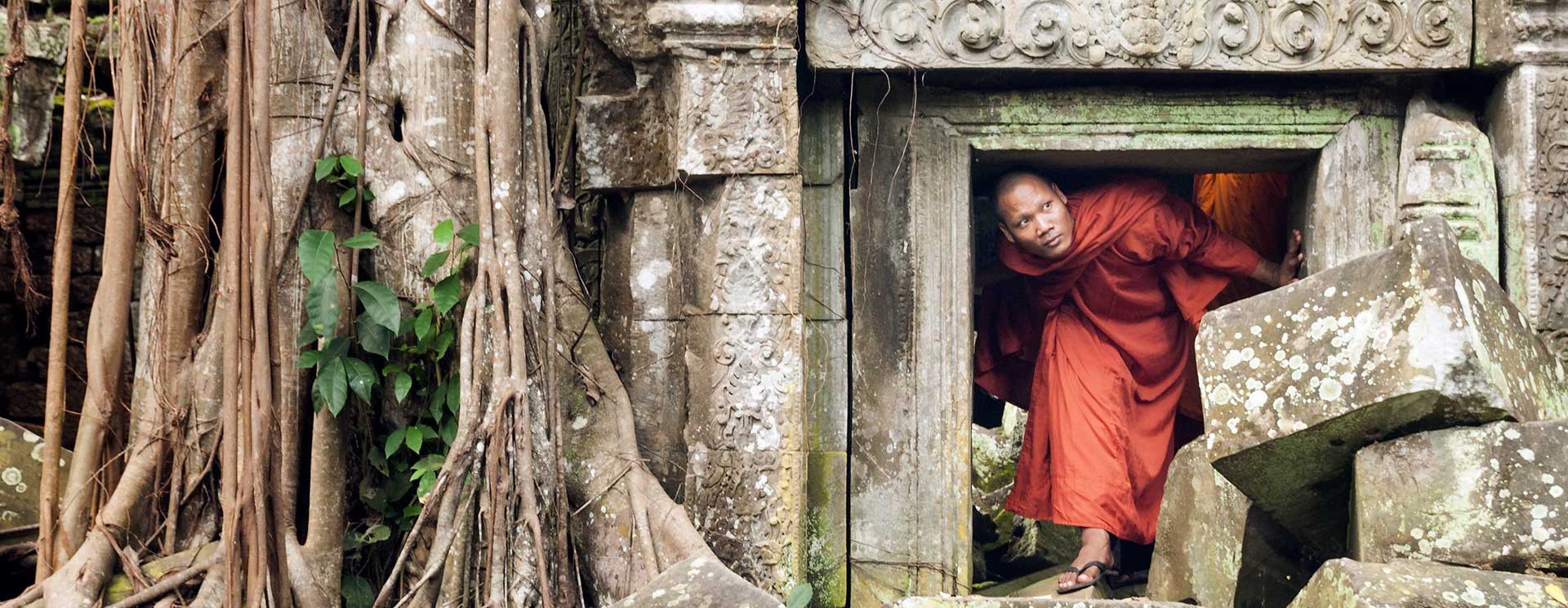 Moine dans un temple, Cambodge